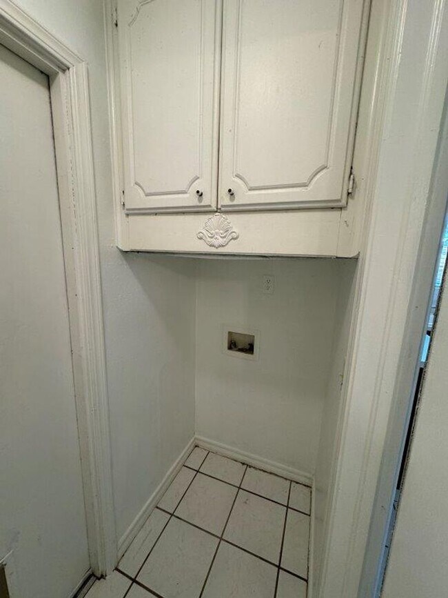 Building Photo - New paint, ready for move in, 3 bed 2 bath, 2 car in south OKC!