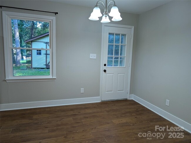 Building Photo - 1301 Sharon Dr