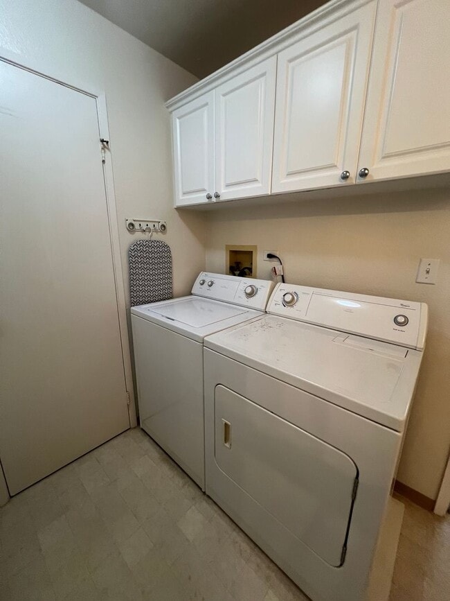 Building Photo - Very nice 2 bedroom, 1 bath unit with 2 pa...