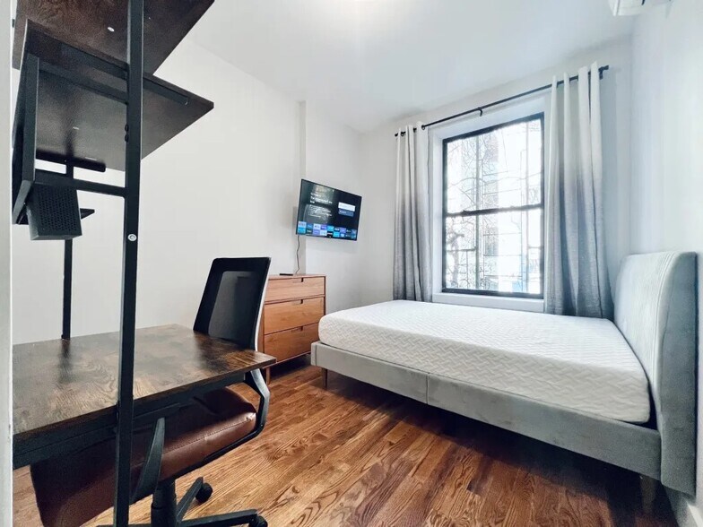Building Photo - Furnished room/NOT APARTMENT