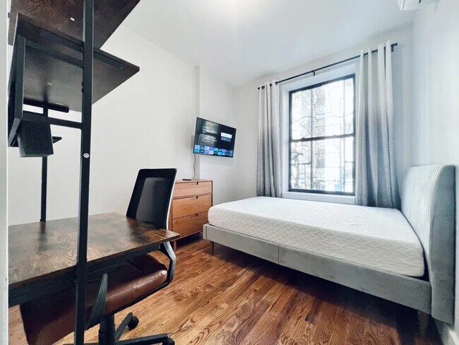Building Photo - Furnished room/NOT APARTMENT