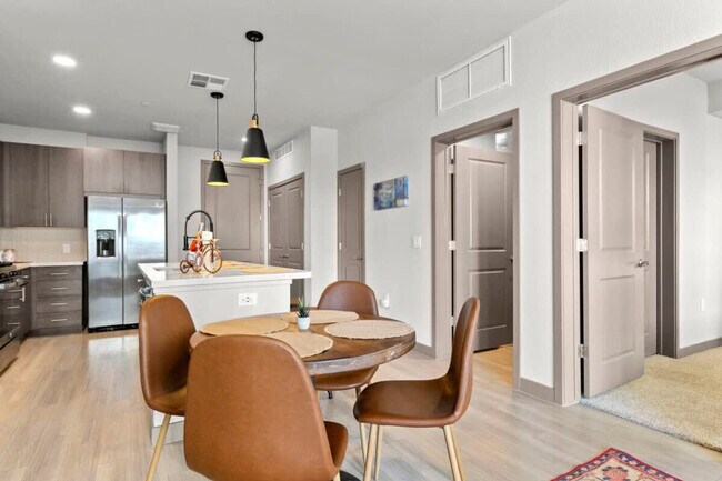 Building Photo - 390 N 2nd Ave