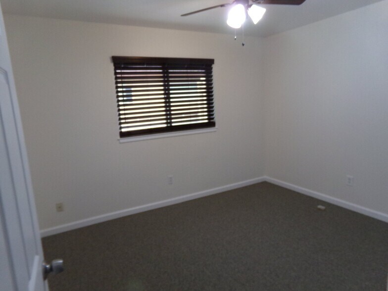 Building Photo - 222 Elm Ave