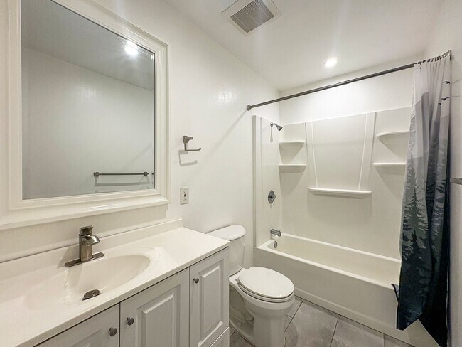 Building Photo - Beautifully Maintained 2B/2BA in Central E...