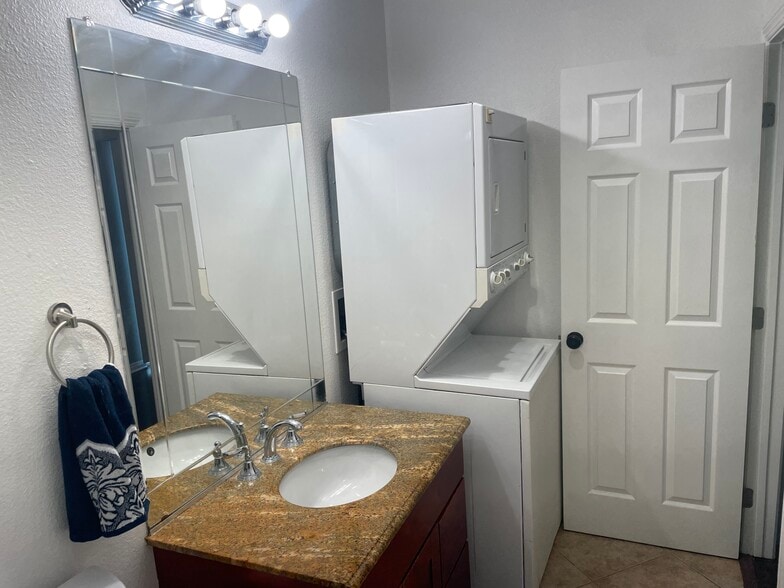 Building Photo - 16868 Ridge Cliff Dr