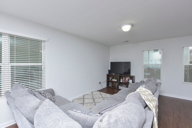 Building Photo - Modern Comfort in a Quiet Cul-de-Sac – 3 B...
