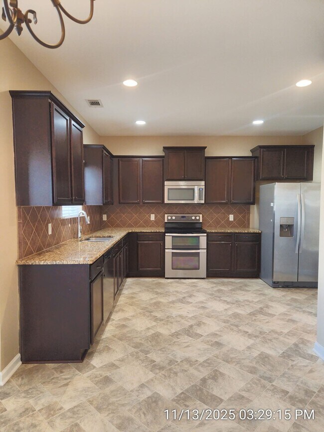 Building Photo - 641 Red Oak Ln