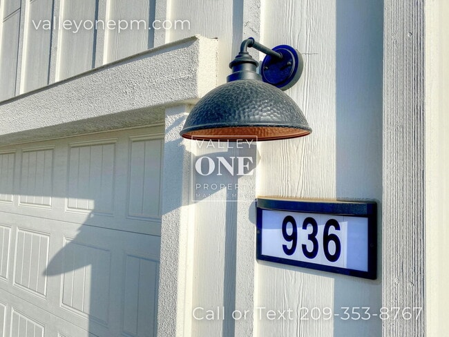 Building Photo - COMING SOON! 4 bedroom, 3 bath, pet-friend...