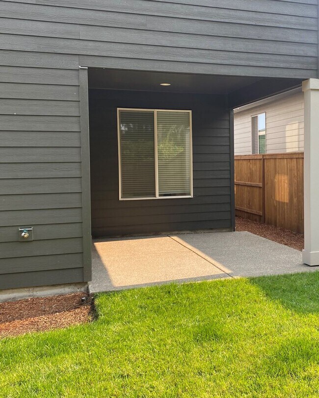 Building Photo - 17705 SW Lockwood Ct