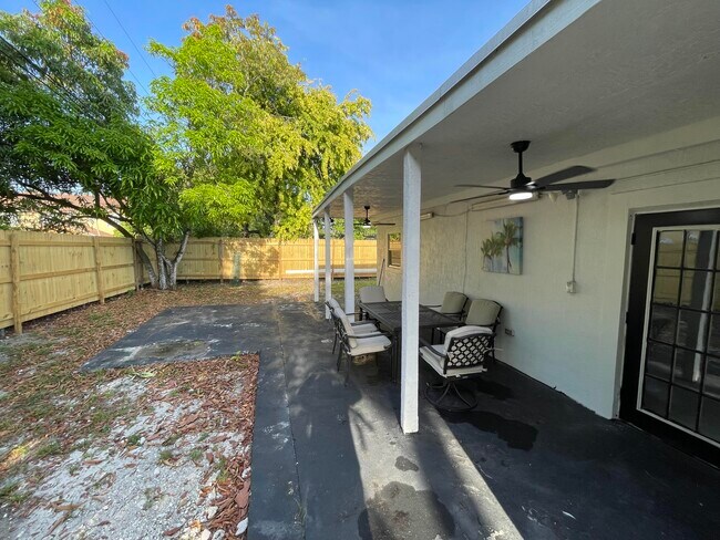 Building Photo - 5537 SW 6th St