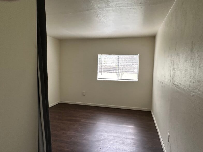 Building Photo - 4290 Lake Shore Dr