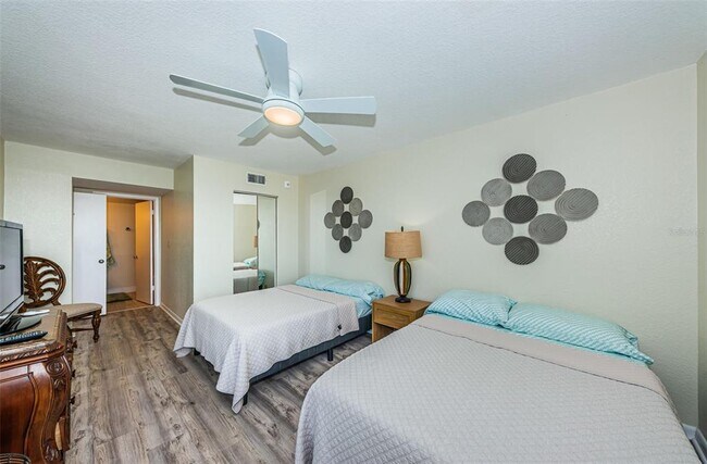 Building Photo - 6081 Bahia Del Mar Cir N