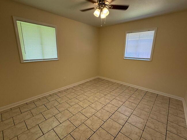 Building Photo - 1405 Cactus Dr