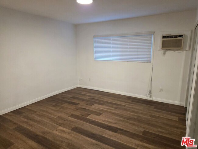 Building Photo - 1833 N Edgemont St