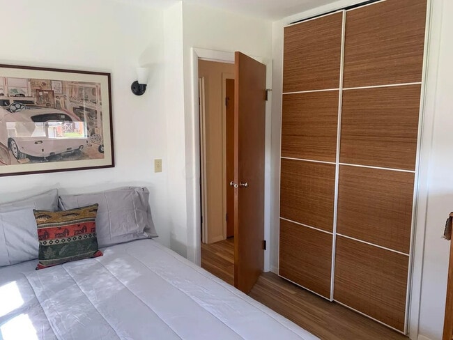 Building Photo - 5 Eastmoor Dr