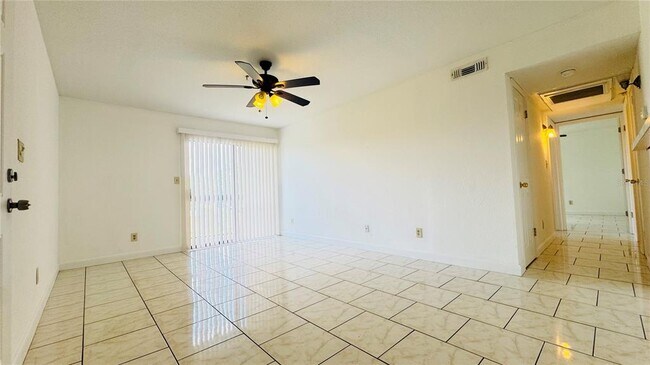 Building Photo - 2915 Winkler Ave