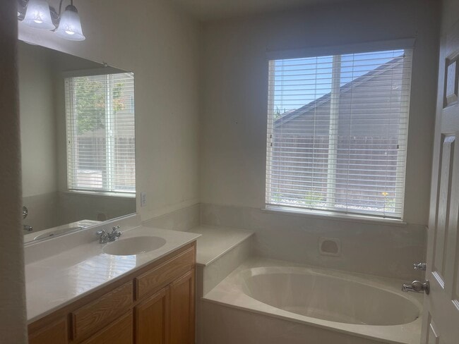 Building Photo - Ideal 4br/2ba single story with chefs kitchen