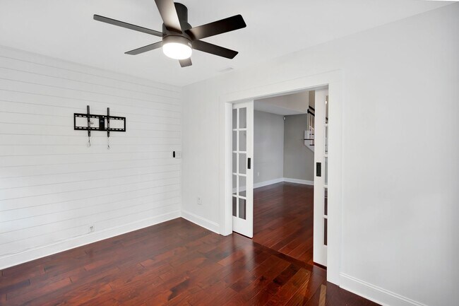 Building Photo - Unbeatable Location – Just 6 Minutes to Do...