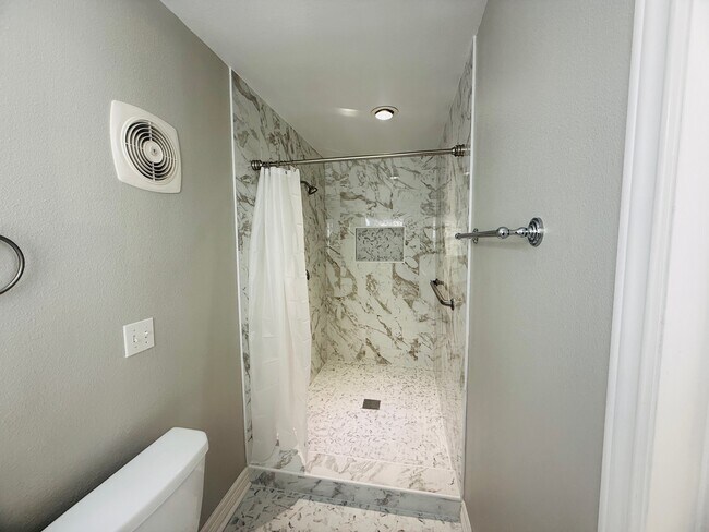 Building Photo - 919 Saddle Rock Dr