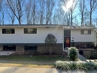 Building Photo - Newly listed!