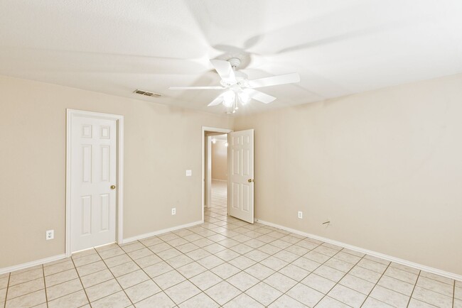 Building Photo - Duplex for lease with private backyard