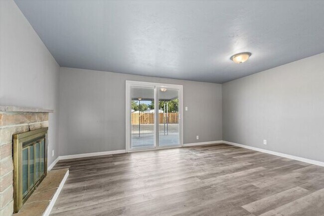 Building Photo - Great Eastside Home!