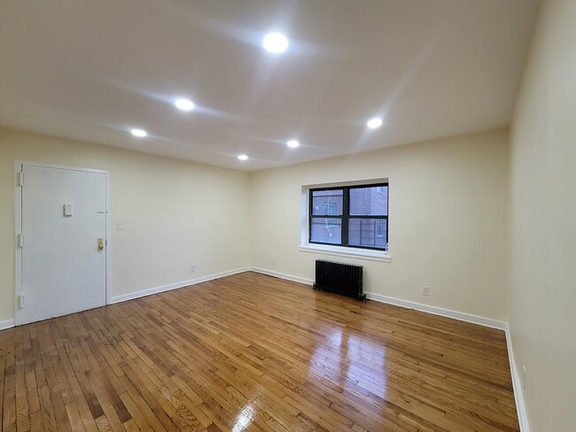 Building Photo - 365 Schley St