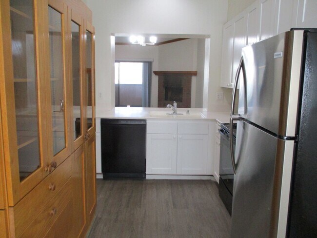 Building Photo - The Boardwalk in La Jolla 2 bdr 2 bath 3 f...