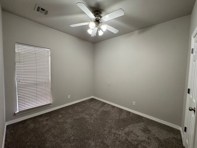 Building Photo - Immaculate 4 bedroom 2 bath in Jenks!