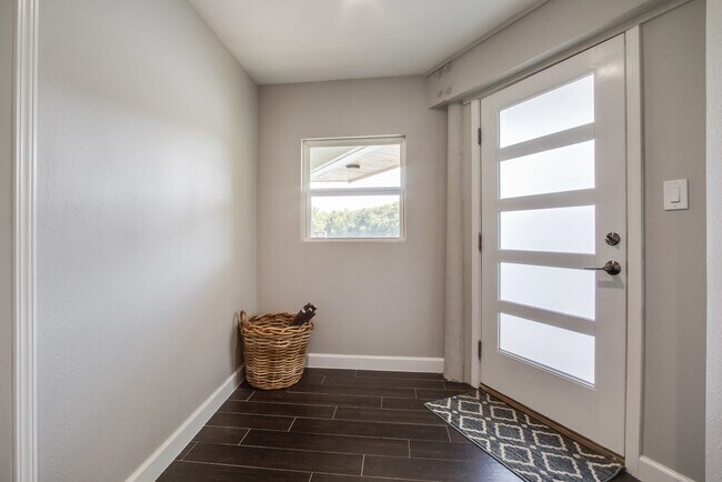 Building Photo - 1810 Lakeshore Dr