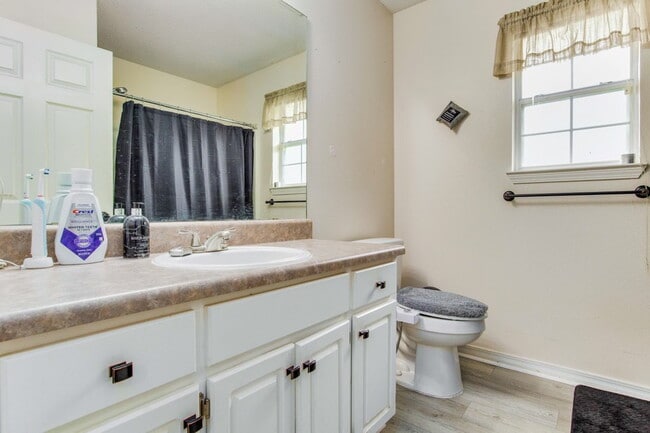 Building Photo - Welcome to this radiant and exquisite home, perfectly situated in a central location!