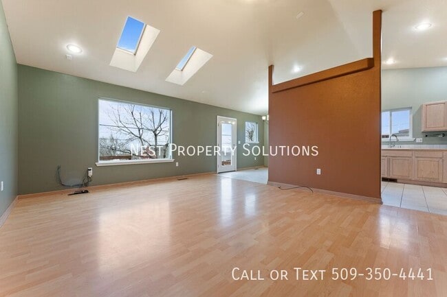 Building Photo - 1038 S Skyline Dr