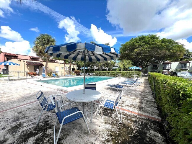 Building Photo - 10822 N Kendall Dr