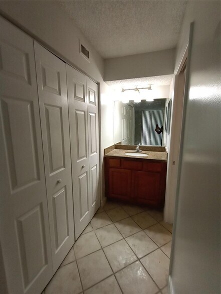 Building Photo - 751 Lyons Rd