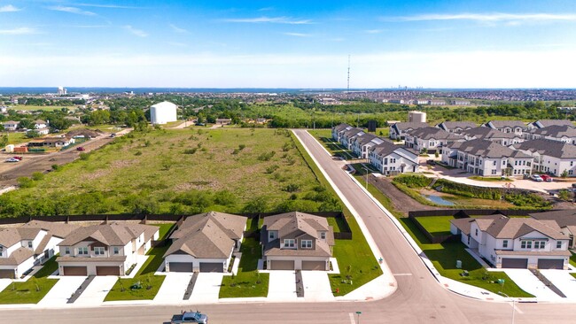 Building Photo - Stunning 4x3 Luxury Duplex in Buda, TX!