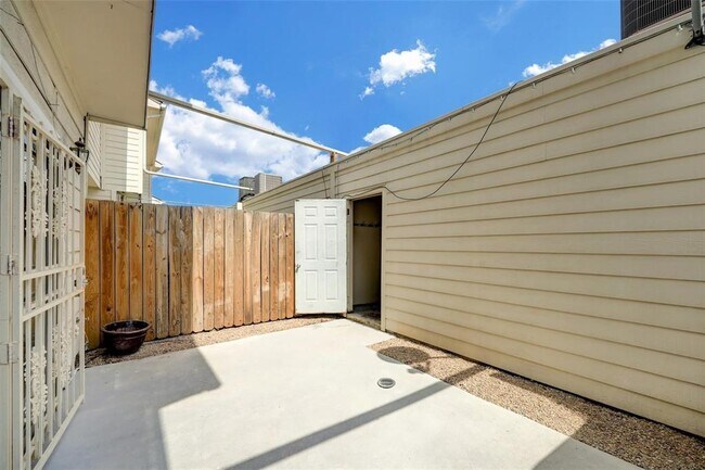 Building Photo - 1035 Fountain View Dr