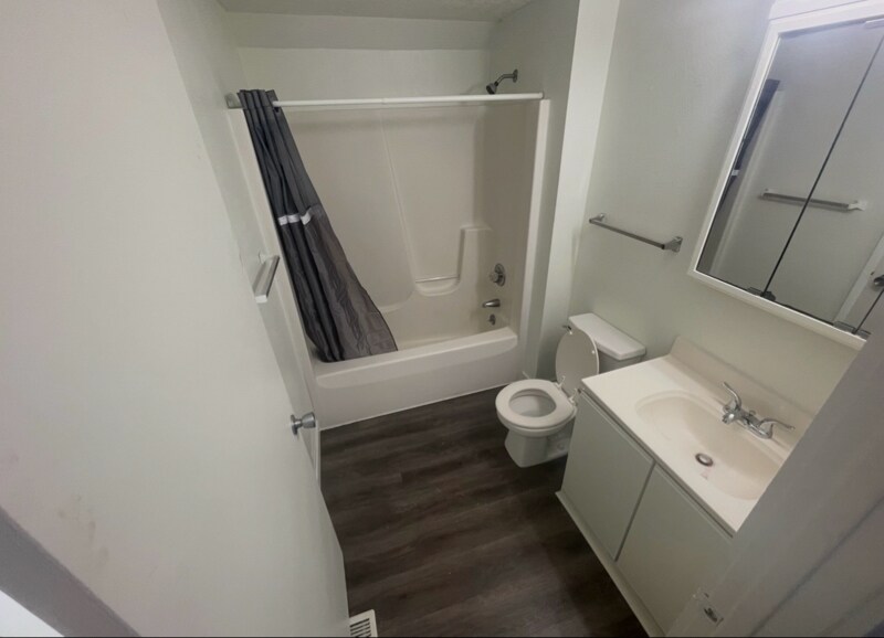 Building Photo - 806 8th St