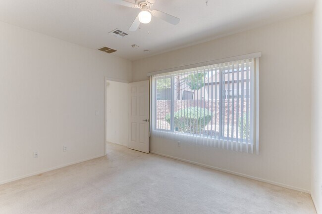 Building Photo - Spacious & Bright 3-Bed Home in Desirable ...