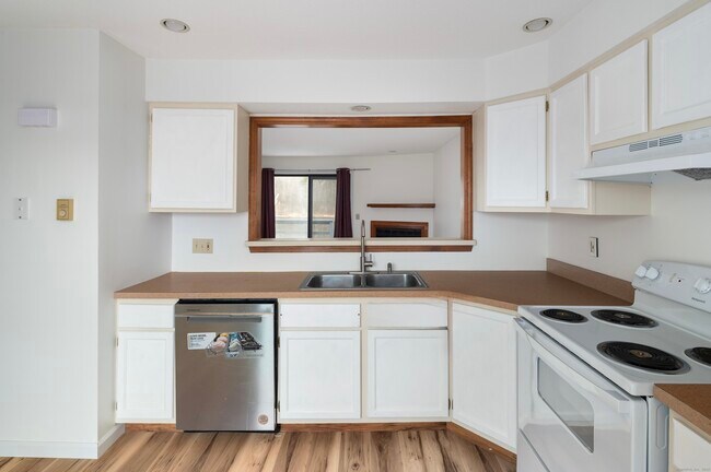 Building Photo - 8 Driftway Rd