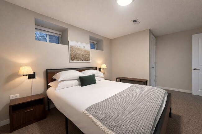 Building Photo - 736 N Throop St