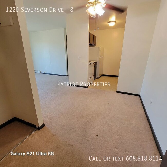 Building Photo - 1 bedroom/ 1 bath apartment in Sun Prairie...