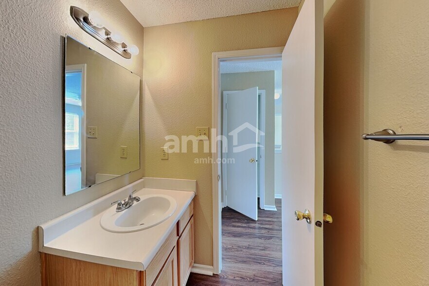 Building Photo - 14470 Forsythia Ln