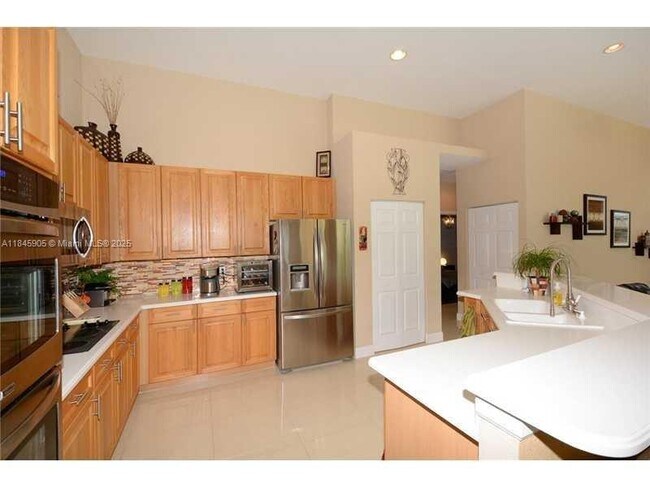 Building Photo - 896 Marina Dr