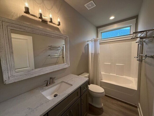 Building Photo - Gulf Breeze - 4 bedroom, 2.5 bathroom - lawn care included