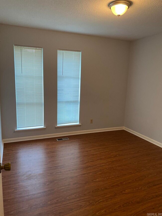 Building Photo - 10883 Bainbridge Dr