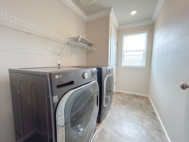 Building Photo - 497 Himalaya St. NE