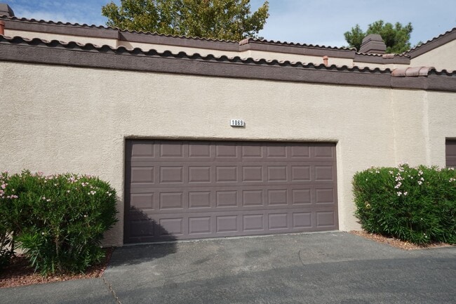 Building Photo - SHOWINGS AVAILABLE NOW