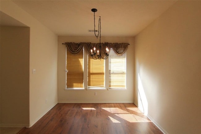 Building Photo - 3231 Stratford Pointe Dr