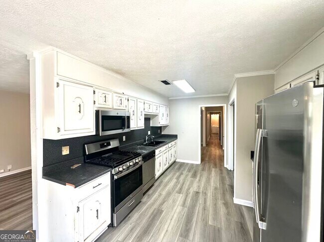 Building Photo - 100 Lakeview Ln