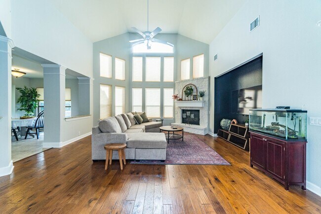 Building Photo - 5-BEDROOM HOME IN OVERLOOK AT GRANDVIEW